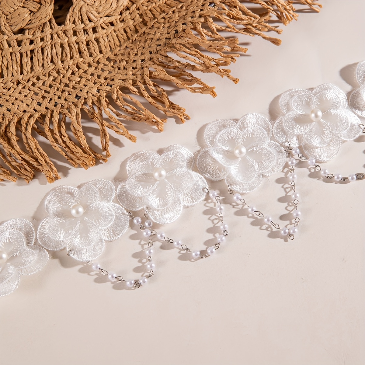 White Lace Flower Inlaid Imitation Pearl Choker Necklace